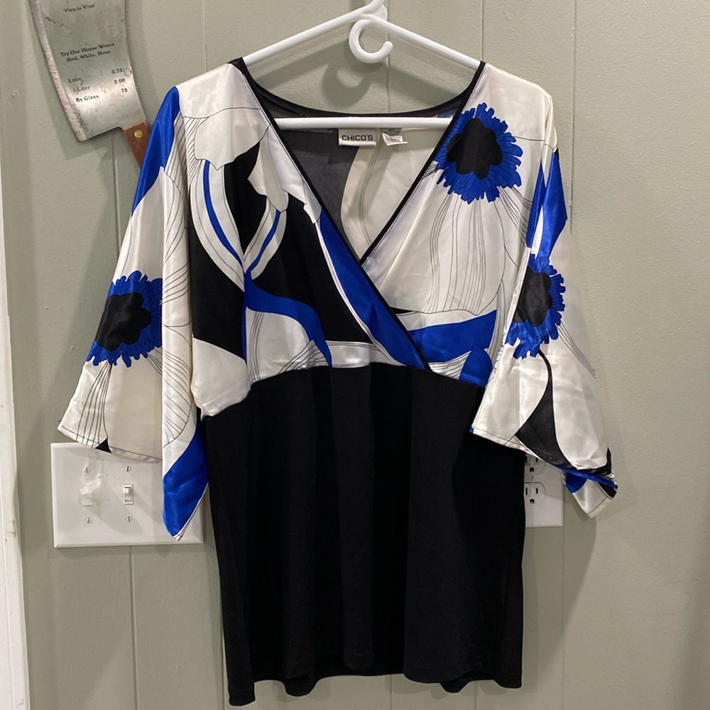 Chico’s women’s blouse size 3. Very stylish blouse is perfect for any occasion.